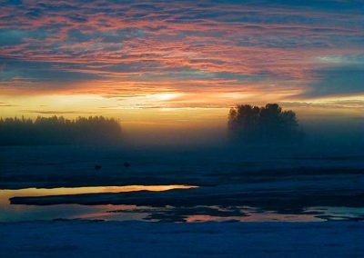 Auringonlasku järvellä keväällä.
