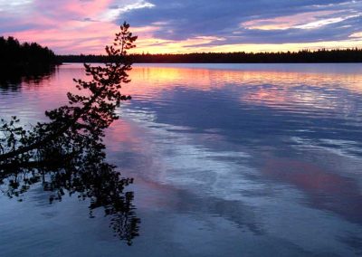 Auringonlasku järvellä.