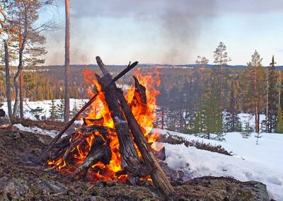 Nuotio rinteessä pälvessä.