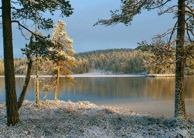 Ensilumi järvenrannalla.