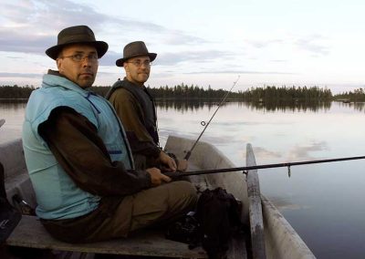 Kaksi miestä veneellä kalassa.