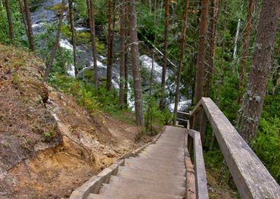 Jyrkästi alaspäin, kosken partaalle, johtavat portaat.