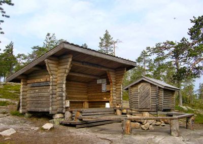 Hirsilaavu ja puuliiteri kesäisessä maisemassa.