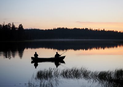 Onkijat järvellä syysiltana.